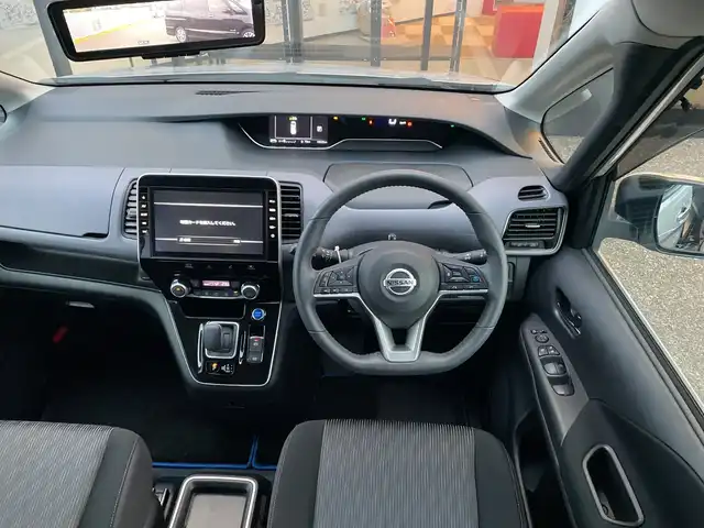 日産 セレナ e－パワー ハイウェイスター V 千葉県 2021(令3)年 1.1万km ブリリアントシルバー 純正10インチナビ/(TV/CD/DVD/Bluetooth)/フリップダウンモニター/プロパイロット/ブラインドスポットモニター/デジタルインナーミラー/360°カメラ/衝突被害軽減システム/車線逸脱警報/クルーズコントロール/両側パワースライドドア/横滑り防止装置/ETC/ドライブレコーダー/アイドリングストップ/LEDヘッドライト/フォグランプ/オートライト/ウィンカーミラー/電動格納ミラー/純正15インチAW/プッシュスタート/スマートキー/フロアマット/ドアバイザー