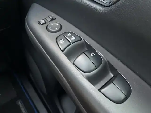 日産 セレナ e－パワー ハイウェイスター V 千葉県 2021(令3)年 1.1万km ブリリアントシルバー 純正10インチナビ/(TV/CD/DVD/Bluetooth)/フリップダウンモニター/プロパイロット/ブラインドスポットモニター/デジタルインナーミラー/360°カメラ/衝突被害軽減システム/車線逸脱警報/クルーズコントロール/両側パワースライドドア/横滑り防止装置/ETC/ドライブレコーダー/アイドリングストップ/LEDヘッドライト/フォグランプ/オートライト/ウィンカーミラー/電動格納ミラー/純正15インチAW/プッシュスタート/スマートキー/フロアマット/ドアバイザー