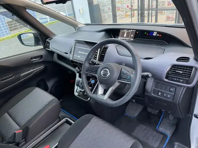 日産 セレナ e－パワー ハイウェイスター V 千葉県 2021(令3)年 1.1万km ブリリアントシルバー 純正10インチナビ/(TV/CD/DVD/Bluetooth)/フリップダウンモニター/プロパイロット/ブラインドスポットモニター/デジタルインナーミラー/360°カメラ/衝突被害軽減システム/車線逸脱警報/クルーズコントロール/両側パワースライドドア/横滑り防止装置/ETC/ドライブレコーダー/アイドリングストップ/LEDヘッドライト/フォグランプ/オートライト/ウィンカーミラー/電動格納ミラー/純正15インチAW/プッシュスタート/スマートキー/フロアマット/ドアバイザー