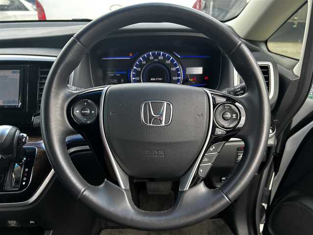 ホンダ オデッセイ ハイブリッド EX　パッケージ 滋賀県 2016(平28)年 7.1万km ホワイトオーキッドパール 社外7インチナビ/【Bluetooth/DVD/CD/フルセグTV】/両側パワースライドドア/ホンダセンシング/・衝突軽減ブレーキ 〈CMBS〉/・歩行者事故低減ステアリング/・アダプティブクルーズコントロール/・LKAS 〈車線維持支援システム〉/・路外逸脱抑制機能/・誤発進抑制機能/・先行車発進お知らせ機能/・標識認識機能/バックカメラ/純正フリップダウンモニター/AC100V電源/ビルトイン純正ETC/LEDヘッドライト/エンジンスターター/純正フロアマット/D席パワーシート/コンフォートビューパッケージ/二列目オットマン/ステアリングリモコン/スマートキー/プッシュスタート