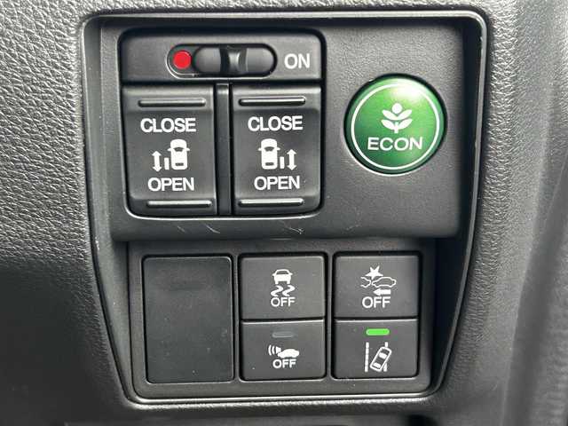 ホンダ オデッセイ ハイブリッド EX　パッケージ 滋賀県 2016(平28)年 7.1万km ホワイトオーキッドパール 社外7インチナビ/【Bluetooth/DVD/CD/フルセグTV】/両側パワースライドドア/ホンダセンシング/・衝突軽減ブレーキ 〈CMBS〉/・歩行者事故低減ステアリング/・アダプティブクルーズコントロール/・LKAS 〈車線維持支援システム〉/・路外逸脱抑制機能/・誤発進抑制機能/・先行車発進お知らせ機能/・標識認識機能/バックカメラ/純正フリップダウンモニター/AC100V電源/ビルトイン純正ETC/LEDヘッドライト/エンジンスターター/純正フロアマット/D席パワーシート/コンフォートビューパッケージ/二列目オットマン/ステアリングリモコン/スマートキー/プッシュスタート