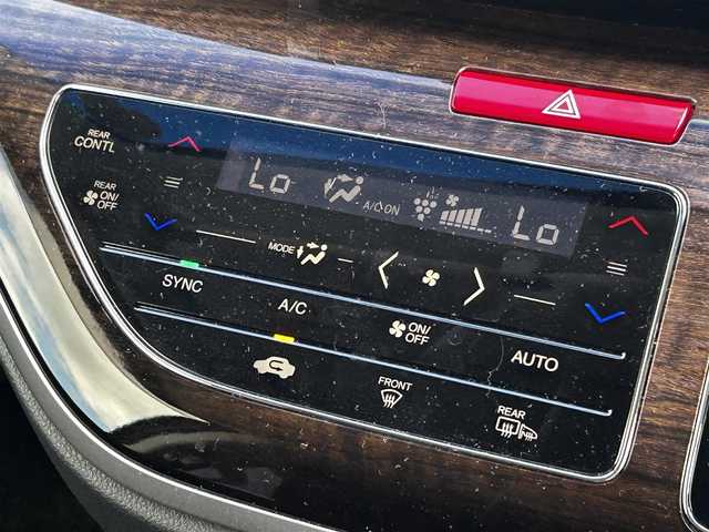 ホンダ オデッセイ ハイブリッド EX　パッケージ 滋賀県 2016(平28)年 7.1万km ホワイトオーキッドパール 社外7インチナビ/【Bluetooth/DVD/CD/フルセグTV】/両側パワースライドドア/ホンダセンシング/・衝突軽減ブレーキ 〈CMBS〉/・歩行者事故低減ステアリング/・アダプティブクルーズコントロール/・LKAS 〈車線維持支援システム〉/・路外逸脱抑制機能/・誤発進抑制機能/・先行車発進お知らせ機能/・標識認識機能/バックカメラ/純正フリップダウンモニター/AC100V電源/ビルトイン純正ETC/LEDヘッドライト/エンジンスターター/純正フロアマット/D席パワーシート/コンフォートビューパッケージ/二列目オットマン/ステアリングリモコン/スマートキー/プッシュスタート