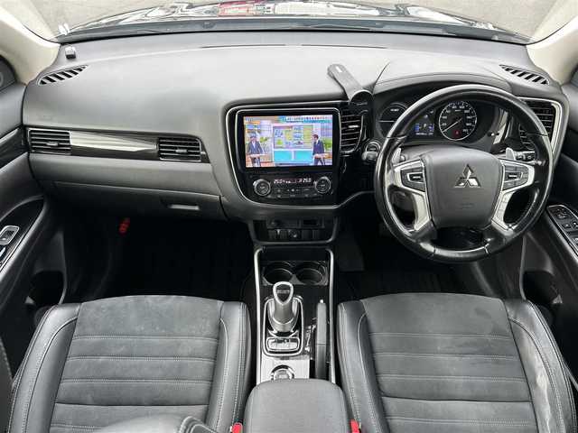 三菱 アウトランダー ＰＨＥＶ G セーフティパッケージ 岡山県 2017(平29)年 8.7万km アメジストブラック 登録時走行距離86768km/社外9インチナビ/フルセグTV(AM.FM.CD.DVD.TV.BT)/バックカメラ/ETC/ドライブレコーダー/シートヒーター/ステアリングヒーター/衝突軽減ブレーキ/レーダークルーズコントロール/レーンキープアシスト/横滑り防止装置/オートライト/アイドリングストップ/AC100V/18インチ純正AW/純正フロアマット/プッシュスタート/スマートキー/急速充電ポート/充電ケーブル