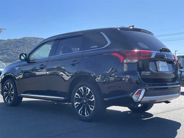 三菱 アウトランダー ＰＨＥＶ G セーフティパッケージ 岡山県 2017(平29)年 8.7万km アメジストブラック 登録時走行距離86768km/社外9インチナビ/フルセグTV(AM.FM.CD.DVD.TV.BT)/バックカメラ/ETC/ドライブレコーダー/シートヒーター/ステアリングヒーター/衝突軽減ブレーキ/レーダークルーズコントロール/レーンキープアシスト/横滑り防止装置/オートライト/アイドリングストップ/AC100V/18インチ純正AW/純正フロアマット/プッシュスタート/スマートキー/急速充電ポート/充電ケーブル