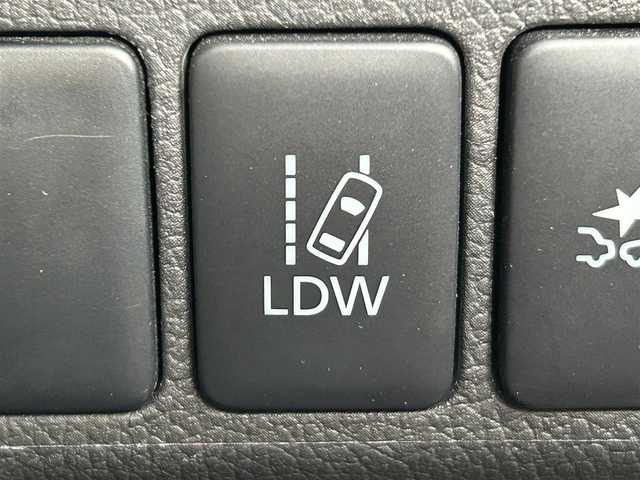 三菱 アウトランダー ＰＨＥＶ G セーフティパッケージ 岡山県 2017(平29)年 8.7万km アメジストブラック 登録時走行距離86768km/社外9インチナビ/フルセグTV(AM.FM.CD.DVD.TV.BT)/バックカメラ/ETC/ドライブレコーダー/シートヒーター/ステアリングヒーター/衝突軽減ブレーキ/レーダークルーズコントロール/レーンキープアシスト/横滑り防止装置/オートライト/アイドリングストップ/AC100V/18インチ純正AW/純正フロアマット/プッシュスタート/スマートキー/急速充電ポート/充電ケーブル