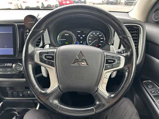 三菱 アウトランダー ＰＨＥＶ G セーフティパッケージ 岡山県 2017(平29)年 8.7万km アメジストブラック 登録時走行距離86768km/社外9インチナビ/フルセグTV(AM.FM.CD.DVD.TV.BT)/バックカメラ/ETC/ドライブレコーダー/シートヒーター/ステアリングヒーター/衝突軽減ブレーキ/レーダークルーズコントロール/レーンキープアシスト/横滑り防止装置/オートライト/アイドリングストップ/AC100V/18インチ純正AW/純正フロアマット/プッシュスタート/スマートキー/急速充電ポート/充電ケーブル