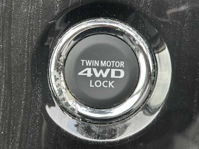 三菱 アウトランダー ＰＨＥＶ G セーフティパッケージ 岡山県 2017(平29)年 8.7万km アメジストブラック 登録時走行距離86768km/社外9インチナビ/フルセグTV(AM.FM.CD.DVD.TV.BT)/バックカメラ/ETC/ドライブレコーダー/シートヒーター/ステアリングヒーター/衝突軽減ブレーキ/レーダークルーズコントロール/レーンキープアシスト/横滑り防止装置/オートライト/アイドリングストップ/AC100V/18インチ純正AW/純正フロアマット/プッシュスタート/スマートキー/急速充電ポート/充電ケーブル