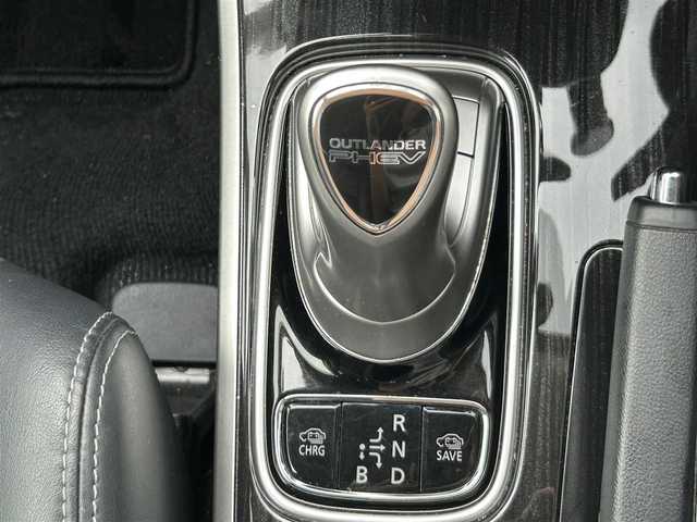 三菱 アウトランダー ＰＨＥＶ G セーフティパッケージ 岡山県 2017(平29)年 8.7万km アメジストブラック 登録時走行距離86768km/社外9インチナビ/フルセグTV(AM.FM.CD.DVD.TV.BT)/バックカメラ/ETC/ドライブレコーダー/シートヒーター/ステアリングヒーター/衝突軽減ブレーキ/レーダークルーズコントロール/レーンキープアシスト/横滑り防止装置/オートライト/アイドリングストップ/AC100V/18インチ純正AW/純正フロアマット/プッシュスタート/スマートキー/急速充電ポート/充電ケーブル