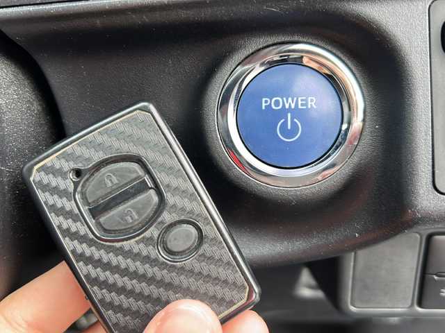 トヨタ アクア S スタイルブラック 岐阜県 2017(平29)年 5.6万km ブラックマイカ 登録時走行距離55604km/純正ナビ/バックモニター/フルセグテレビ/Blue tooth・CD・DVD・SDミュージックサーバー/トヨタセーフティー/レーンキープアシスト/LEDヘッドライト/オートマチックハイビーム/オートライト/社外15アルミ/プッシュスタート/スマートキー/オートエアコン/禁煙車