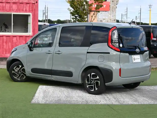 トヨタ シエンタ ハイブリッド Z 千葉県 2023(令5)年 2.2万km アーバンカーキ 185/65R15/Toyota Safety Sense/・プリクラッシュセーフティ/・レーンディパーチャーアラート/・オートハイビーム/・レーダークルーズコントロール/・ブラインドスポットモニター/・RCTA（リヤクロストラフィックアラート）/両側パワースライドドア/純正コネクティッドナビ/地デジTV/【Bluetooth接続】/パノラミックビューモニター/前席シートヒーター/革巻きステアリング/ステアリングヒーター/ステアリングスイッチ/ETC/LEDヘッドライト/ウインカーミラー/クリアランスソナー/純正15インチアルミホイル/サイド/カーテンエアバッグ/スマートキー