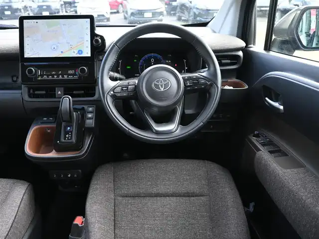 トヨタ シエンタ ハイブリッド Z 千葉県 2023(令5)年 2.2万km アーバンカーキ 185/65R15/Toyota Safety Sense/・プリクラッシュセーフティ/・レーンディパーチャーアラート/・オートハイビーム/・レーダークルーズコントロール/・ブラインドスポットモニター/・RCTA（リヤクロストラフィックアラート）/両側パワースライドドア/純正コネクティッドナビ/地デジTV/【Bluetooth接続】/パノラミックビューモニター/前席シートヒーター/革巻きステアリング/ステアリングヒーター/ステアリングスイッチ/ETC/LEDヘッドライト/ウインカーミラー/クリアランスソナー/純正15インチアルミホイル/サイド/カーテンエアバッグ/スマートキー