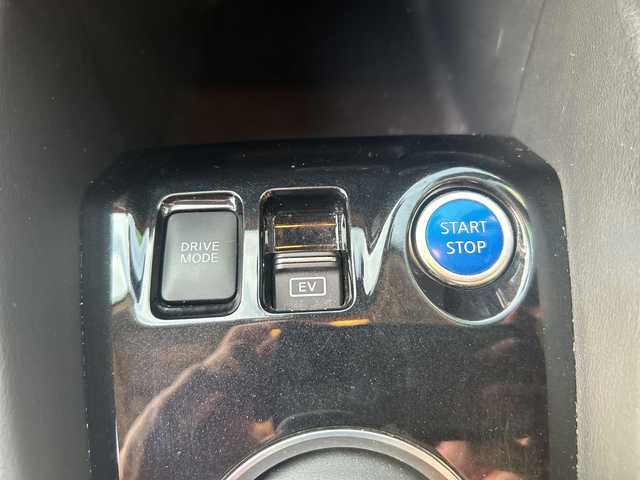 日産 キックス X ツートーンインテリアED 福岡県 2020(令2)年 9.9万km ブリリアントホワイトパール 純正９インチナビ/　（AM/FM/iPod/SD/USB/BT/CD/DVD/TV）/アラウンドビュー/ドライブレコーダー（前後）/デジタルインナーミラー/シートヒーター（D席＋N席）/ヒートステアリング/ETC/プロパイロット/　・クルーズコントロール/　・レーンキープアシスト/　・衝突軽減ブレーキ/オートホールド/電動パーキングブレーキ/ステアリングスイッチ/フォグランプ/プッシュスタート/電格ミラー