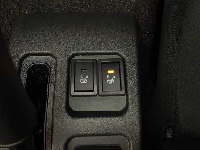 スズキ ジムニー ノマド FC 長野県 2025(令7)年 0.4万km アークティックホワイトパール 4WD/衝突軽減ブレーキ/車線逸脱防止/レーダークルーズコントロール/コーナーセンサー/前席シートヒーター/LEDヘッドライト/ダウンヒルアシストコントロール/ヒーテッドドアミラー/ヘッドライトレベライザー/ヘッドライトウォッシャー/オートライト/アイドリングストップ/プッシュスタート/スマートキー/スペアキー