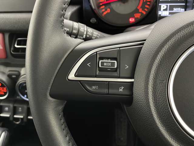 スズキ ジムニー ノマド FC 長野県 2025(令7)年 0.4万km アークティックホワイトパール 4WD/衝突軽減ブレーキ/車線逸脱防止/レーダークルーズコントロール/コーナーセンサー/前席シートヒーター/LEDヘッドライト/ダウンヒルアシストコントロール/ヒーテッドドアミラー/ヘッドライトレベライザー/ヘッドライトウォッシャー/オートライト/アイドリングストップ/プッシュスタート/スマートキー/スペアキー