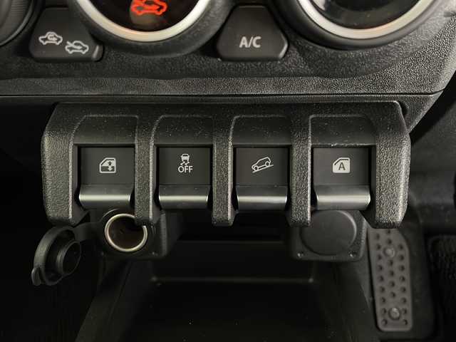 スズキ ジムニー ノマド FC 長野県 2025(令7)年 0.4万km アークティックホワイトパール 4WD/衝突軽減ブレーキ/車線逸脱防止/レーダークルーズコントロール/コーナーセンサー/前席シートヒーター/LEDヘッドライト/ダウンヒルアシストコントロール/ヒーテッドドアミラー/ヘッドライトレベライザー/ヘッドライトウォッシャー/オートライト/アイドリングストップ/プッシュスタート/スマートキー/スペアキー