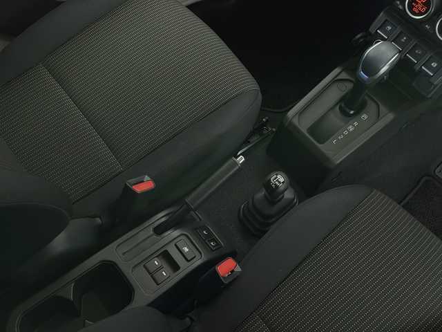 スズキ ジムニー ノマド FC 長野県 2025(令7)年 0.4万km アークティックホワイトパール 4WD/衝突軽減ブレーキ/車線逸脱防止/レーダークルーズコントロール/コーナーセンサー/前席シートヒーター/LEDヘッドライト/ダウンヒルアシストコントロール/ヒーテッドドアミラー/ヘッドライトレベライザー/ヘッドライトウォッシャー/オートライト/アイドリングストップ/プッシュスタート/スマートキー/スペアキー