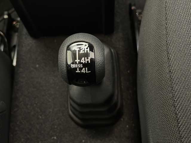 スズキ ジムニー ノマド FC 長野県 2025(令7)年 0.4万km アークティックホワイトパール 4WD/衝突軽減ブレーキ/車線逸脱防止/レーダークルーズコントロール/コーナーセンサー/前席シートヒーター/LEDヘッドライト/ダウンヒルアシストコントロール/ヒーテッドドアミラー/ヘッドライトレベライザー/ヘッドライトウォッシャー/オートライト/アイドリングストップ/プッシュスタート/スマートキー/スペアキー