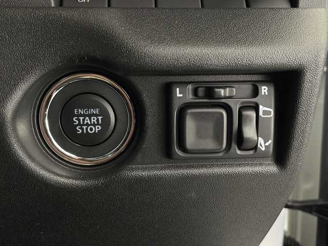 スズキ ジムニー ノマド FC 長野県 2025(令7)年 0.4万km アークティックホワイトパール 4WD/衝突軽減ブレーキ/車線逸脱防止/レーダークルーズコントロール/コーナーセンサー/前席シートヒーター/LEDヘッドライト/ダウンヒルアシストコントロール/ヒーテッドドアミラー/ヘッドライトレベライザー/ヘッドライトウォッシャー/オートライト/アイドリングストップ/プッシュスタート/スマートキー/スペアキー