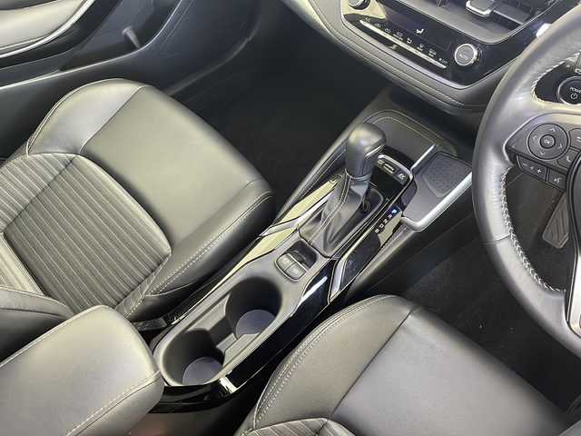 トヨタ カローラツーリング ハイブリッド ダブルバイビー 愛知県 2023(令5)年 3.4万km プラチナホワイトパールマイカ /禁煙車//モデリスタエアロ//純正10.25インチナビ//フルセグTV・AMFM・Bluetooth・USB//バックカメラ//ビルトインETC2.0//前後ドライブレコーダー(バックカメラ併用)//トヨタセーフティセンス//レーダークルーズコントロール//プロアクティブドライビングアシスト//前後クリアランスソナー//LEDヘッドライト//オートライト//フロントフォグランプ//合皮&レザテックシート//純正17インチアルミホイール//革巻きステアリング//ステアリングスイッチ//プッシュスタート//電動格納ミラー//イモビライザー