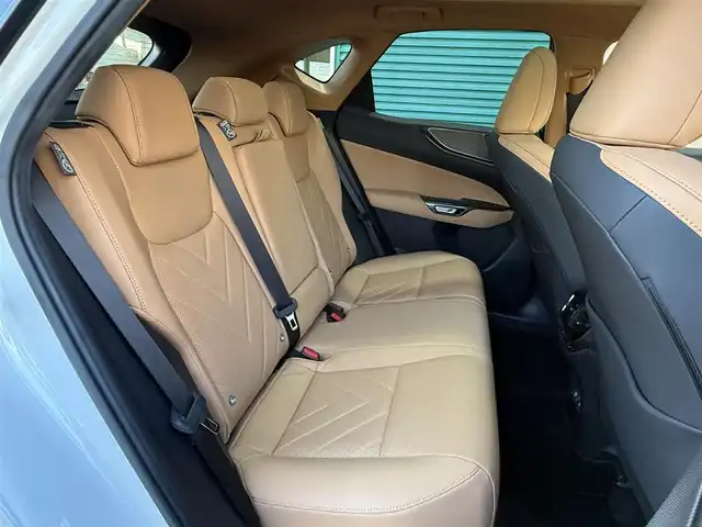 レクサス ＮＸ 250 バージョンL 香川県 2023(令5)年 2.3万km ソニッククォーツ ワンオーナー/パノラマルーフ/純正14インチナビ/フルセグテレビ/Bluetooth/USB端子/パノラミックビューモニター/ヘッドアップディスプレイ/ETC2.0/ドライブレコーダー/デジタルインナーミラー/ルーフレール/タンレザーシート/純正20インチアルミ/スマートキー/電動パーキングブレーキ/オートブレーキホールド/全席シートヒーター/三眼フルLEDヘッドランプ/フォグランプ/オートライト/Lexus Safety System/・プリクラッシュセーフティ/・緊急時操舵支援/・アダプティブハイビームシステム/ブラインドスポットモニター