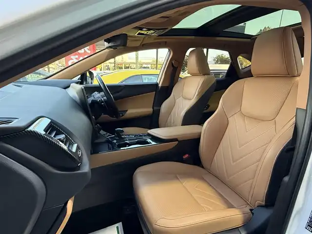 レクサス ＮＸ 250 バージョンL 香川県 2023(令5)年 2.3万km ソニッククォーツ ワンオーナー/パノラマルーフ/純正14インチナビ/フルセグテレビ/Bluetooth/USB端子/パノラミックビューモニター/ヘッドアップディスプレイ/ETC2.0/ドライブレコーダー/デジタルインナーミラー/ルーフレール/タンレザーシート/純正20インチアルミ/スマートキー/電動パーキングブレーキ/オートブレーキホールド/全席シートヒーター/三眼フルLEDヘッドランプ/フォグランプ/オートライト/Lexus Safety System/・プリクラッシュセーフティ/・緊急時操舵支援/・アダプティブハイビームシステム/ブラインドスポットモニター