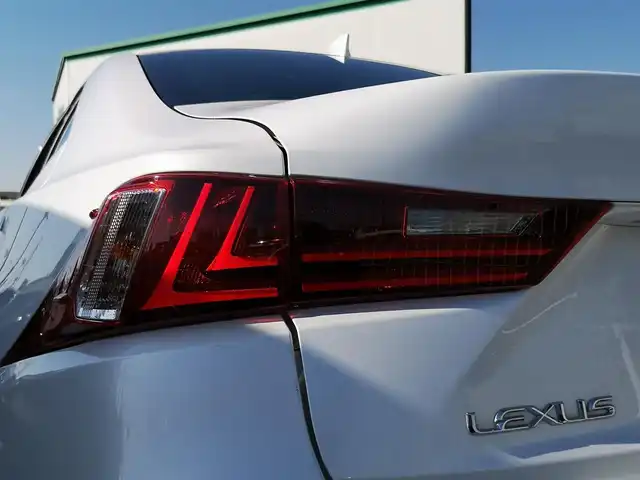 レクサス ＩＳ 200t 茨城県 2016(平28)年 4.2万km ソニッククォーツ 純正ナビ/【FM・AM・CD・BD・SD・TV・BT】/ETC/Bカメラ/パワーシートD＋N席/純正アルミホイール/純正フロアマット/純正LEDライト/オートライト