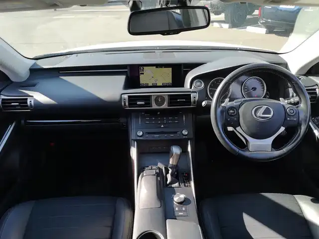 レクサス ＩＳ 200t 茨城県 2016(平28)年 4.2万km ソニッククォーツ 純正ナビ/【FM・AM・CD・BD・SD・TV・BT】/ETC/Bカメラ/パワーシートD＋N席/純正アルミホイール/純正フロアマット/純正LEDライト/オートライト