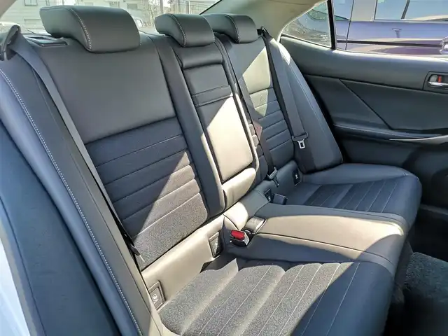 レクサス ＩＳ 200t 茨城県 2016(平28)年 4.2万km ソニッククォーツ 純正ナビ/【FM・AM・CD・BD・SD・TV・BT】/ETC/Bカメラ/パワーシートD＋N席/純正アルミホイール/純正フロアマット/純正LEDライト/オートライト