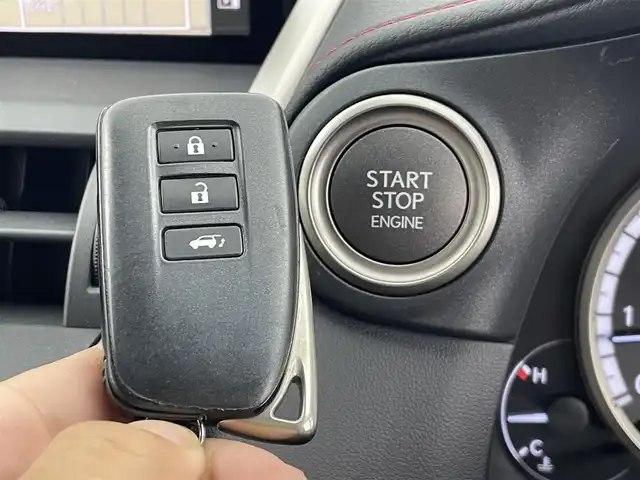 レクサス ＮＸ 300 Fスポーツ 群馬県 2018(平30)年 4.7万km ホワイトノーヴァガラスフレーク ブラインドスポットモニター/リアクロストラフィックアラート/＝＝＝＝＝/純正10.3インチナビ/・AM/FM/CD/DVD/SD/USB/AUX/Bluetooth/フルセグTV/Miracast/バックカメラ/左サイドカメラ/パワーバックドア/Lexus Safety System ＋/・プリクラッシュセーフティシステム（歩行者検知機能付衝突回避支援タイプ）/・レーンディパーチャーアラート（ステアリング制御機能付）/・オートマチックハイビーム/・レーダークルーズコントロール(全車速追従機能付)/パドルシフト/前席パワーシート/シートヒーター/ベンチレーション/運転席メモリー機能/ステアリングヒーター/電動パーキングブレーキ/オートブレーキホールド/プッシュスタート/スマートキー