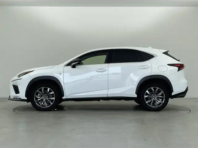 レクサス ＮＸ 300 Fスポーツ 群馬県 2018(平30)年 4.7万km ホワイトノーヴァガラスフレーク ブラインドスポットモニター/リアクロストラフィックアラート/＝＝＝＝＝/純正10.3インチナビ/・AM/FM/CD/DVD/SD/USB/AUX/Bluetooth/フルセグTV/Miracast/バックカメラ/左サイドカメラ/パワーバックドア/Lexus Safety System ＋/・プリクラッシュセーフティシステム（歩行者検知機能付衝突回避支援タイプ）/・レーンディパーチャーアラート（ステアリング制御機能付）/・オートマチックハイビーム/・レーダークルーズコントロール(全車速追従機能付)/パドルシフト/前席パワーシート/シートヒーター/ベンチレーション/運転席メモリー機能/ステアリングヒーター/電動パーキングブレーキ/オートブレーキホールド/プッシュスタート/スマートキー