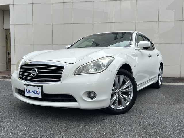 日産 フーガ 250GT Aパッケージ 埼玉県 2012(平24)年 7.5万km クリスタルホワイトパール (株)IDOMが運営する【じしゃロン熊谷店】の自社ローン専用車両になりますこちらは現金またはオートローンご利用時の価格です。自社ローンご希望の方は別途その旨お申付け下さい/純正メーカーOPナビ/CD/DVD/BT/MSV/USB/フルセグ/ラジオ/バックカメラ/ビルトインETC/クルーズコントロール/革巻きステアリング/ステアリングスイッチ/D/N席パワーシート/スマートキー/プッシュスタート/純正18インチAW/純正フロアマット/ドアバイザー/横滑り防止システム/電動格納ウィンカーミラー