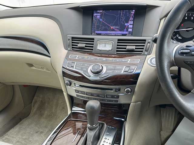 日産 フーガ 250GT Aパッケージ 神奈川県 2012(平24)年 7.5万km クリスタルホワイトパール (株)IDOMが運営する【じしゃロン熊谷店】の自社ローン専用車両になりますこちらは現金またはオートローンご利用時の価格です。自社ローンご希望の方は別途その旨お申付け下さい/純正メーカーOPナビ/CD/DVD/BT/MSV/USB/フルセグ/ラジオ/バックカメラ/ビルトインETC/クルーズコントロール/革巻きステアリング/ステアリングスイッチ/D/N席パワーシート/スマートキー/プッシュスタート/純正18インチAW/純正フロアマット/ドアバイザー/横滑り防止システム/電動格納ウィンカーミラー