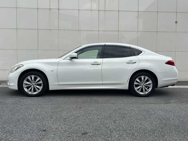 日産 フーガ 250GT Aパッケージ 神奈川県 2012(平24)年 7.5万km クリスタルホワイトパール (株)IDOMが運営する【じしゃロン熊谷店】の自社ローン専用車両になりますこちらは現金またはオートローンご利用時の価格です。自社ローンご希望の方は別途その旨お申付け下さい/純正メーカーOPナビ/CD/DVD/BT/MSV/USB/フルセグ/ラジオ/バックカメラ/ビルトインETC/クルーズコントロール/革巻きステアリング/ステアリングスイッチ/D/N席パワーシート/スマートキー/プッシュスタート/純正18インチAW/純正フロアマット/ドアバイザー/横滑り防止システム/電動格納ウィンカーミラー