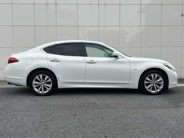 日産 フーガ 250GT Aパッケージ 神奈川県 2012(平24)年 7.5万km クリスタルホワイトパール (株)IDOMが運営する【じしゃロン熊谷店】の自社ローン専用車両になりますこちらは現金またはオートローンご利用時の価格です。自社ローンご希望の方は別途その旨お申付け下さい/純正メーカーOPナビ/CD/DVD/BT/MSV/USB/フルセグ/ラジオ/バックカメラ/ビルトインETC/クルーズコントロール/革巻きステアリング/ステアリングスイッチ/D/N席パワーシート/スマートキー/プッシュスタート/純正18インチAW/純正フロアマット/ドアバイザー/横滑り防止システム/電動格納ウィンカーミラー