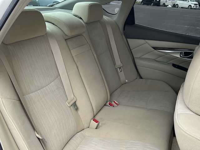 日産 フーガ 250GT Aパッケージ 神奈川県 2012(平24)年 7.5万km クリスタルホワイトパール (株)IDOMが運営する【じしゃロン熊谷店】の自社ローン専用車両になりますこちらは現金またはオートローンご利用時の価格です。自社ローンご希望の方は別途その旨お申付け下さい/純正メーカーOPナビ/CD/DVD/BT/MSV/USB/フルセグ/ラジオ/バックカメラ/ビルトインETC/クルーズコントロール/革巻きステアリング/ステアリングスイッチ/D/N席パワーシート/スマートキー/プッシュスタート/純正18インチAW/純正フロアマット/ドアバイザー/横滑り防止システム/電動格納ウィンカーミラー