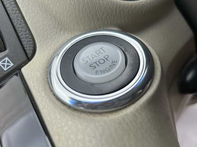 日産 フーガ 250GT Aパッケージ 神奈川県 2012(平24)年 7.5万km クリスタルホワイトパール (株)IDOMが運営する【じしゃロン熊谷店】の自社ローン専用車両になりますこちらは現金またはオートローンご利用時の価格です。自社ローンご希望の方は別途その旨お申付け下さい/純正メーカーOPナビ/CD/DVD/BT/MSV/USB/フルセグ/ラジオ/バックカメラ/ビルトインETC/クルーズコントロール/革巻きステアリング/ステアリングスイッチ/D/N席パワーシート/スマートキー/プッシュスタート/純正18インチAW/純正フロアマット/ドアバイザー/横滑り防止システム/電動格納ウィンカーミラー