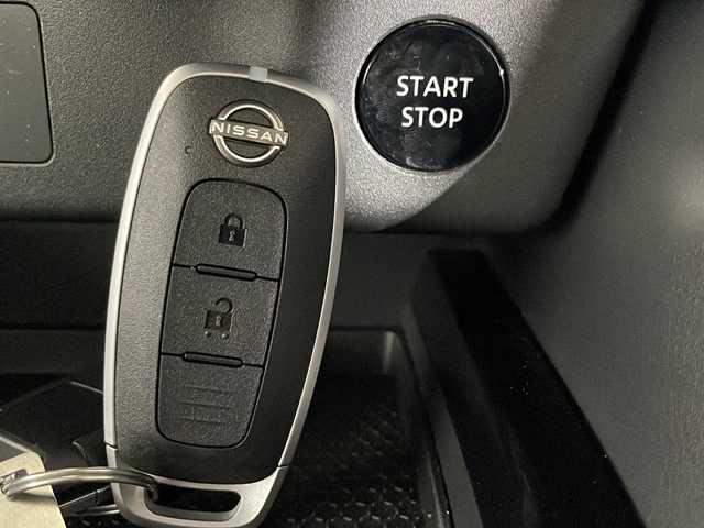 日産 エクストレイル X e－4ORCE 広島県 2022(令4)年 0.5万km ダークメタルグレー プロパイロット/純正9型ナビ(MM222D-Le)/・AM/FM/・USB接続/・HDMI接続/・フルセグTV/インテリジェントエマージェンシーブレーキ/踏み間違い衝突防止アシスト/ブラインドスポットモニター/車線逸脱警報/シートヒーター/運転席パワーシート/オートマチックハイビーム/電動パーキング/ETC/純正アルミホイール(235/60/R18)/スマートキー＆プッシュスタート/スペアキー(1本)/LEDヘッドライト