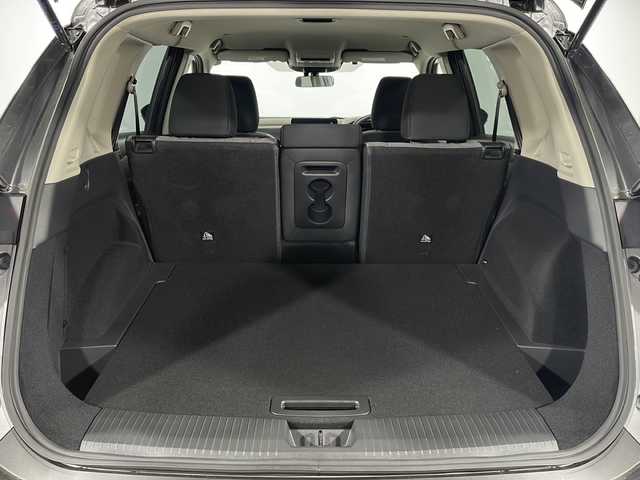 日産 エクストレイル X e－4ORCE 広島県 2022(令4)年 0.5万km ダークメタルグレー プロパイロット/純正9型ナビ(MM222D-Le)/・AM/FM/・USB接続/・HDMI接続/・フルセグTV/インテリジェントエマージェンシーブレーキ/踏み間違い衝突防止アシスト/ブラインドスポットモニター/車線逸脱警報/シートヒーター/運転席パワーシート/オートマチックハイビーム/電動パーキング/ETC/純正アルミホイール(235/60/R18)/スマートキー＆プッシュスタート/スペアキー(1本)/LEDヘッドライト