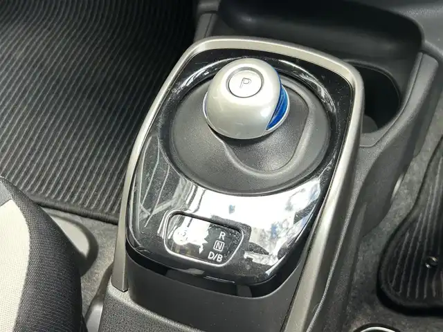 日産 ノート e－パワー X Vセレクション 静岡県 2020(令2)年 7.6万km ダークメタルグレー インテリジェントエマージェンシーブレーキ/７型メモリナビ/ＤＶＤ再生/ＢＴオーディオ/全周囲カメラ/デジタルルームミラー/ETC/LDW(車線逸脱警報)/前後コーナーセンサー/LEDヘッドライト/オートライト/フルオートエアコン/スペアキー/純正15AW