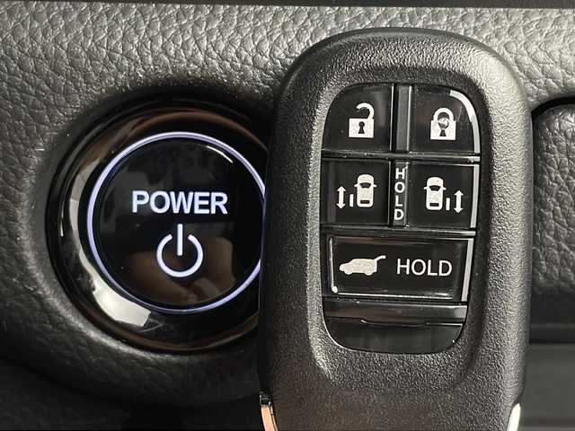 ホンダ ステップワゴン スパーダ eHEV 新潟県 2022(令4)年 4.5万km クリスタルブラックパール 純正9インチナビ/(LXM-237VFNi)/(CD.DVD.SD.フルセグ.Bluetooth.HDMI)/純正フリップダウンモニター/バックカメラ/ホンダセンシング/レーダークルーズコントロール/レーンキープアシスト/ブラインドスポットモニター/革巻きステアリング/ステアリングリモコン/LEDオートライト/フォグランプ/両側パワースライドドア/パワーバックドア/ETC/プッシュスタート/スマートキー/純正フロアマット