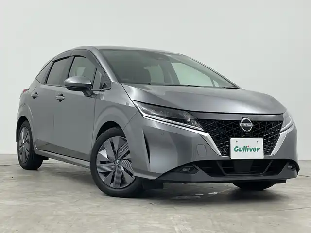日産 ノート X 三重県 2021(令3)年 0.7万km ダークメタルグレー 禁煙車/純正ナビ/CD/DVD/BT/フルセグTV/バックカメラ/エマージェンシーブレーキ/標識検知支援/オートブレーキホールド/純正ドライブレコーダー/電動パーキングブレーキ/ETC/オートハイビーム/ステアリングスイッチ/スマートキー