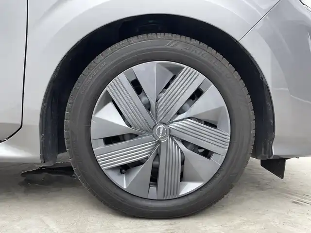 日産 ノート X 三重県 2021(令3)年 0.7万km ダークメタルグレー 禁煙車/純正ナビ/CD/DVD/BT/フルセグTV/バックカメラ/エマージェンシーブレーキ/標識検知支援/オートブレーキホールド/純正ドライブレコーダー/電動パーキングブレーキ/ETC/オートハイビーム/ステアリングスイッチ/スマートキー