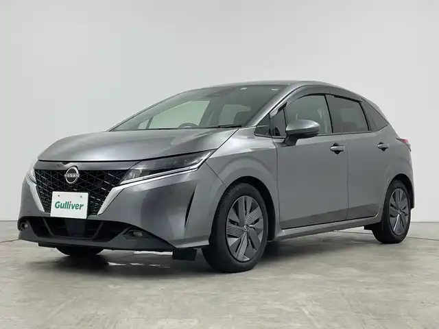 日産 ノート X 三重県 2021(令3)年 0.7万km ダークメタルグレー 禁煙車/純正ナビ/CD/DVD/BT/フルセグTV/バックカメラ/エマージェンシーブレーキ/標識検知支援/オートブレーキホールド/純正ドライブレコーダー/電動パーキングブレーキ/ETC/オートハイビーム/ステアリングスイッチ/スマートキー