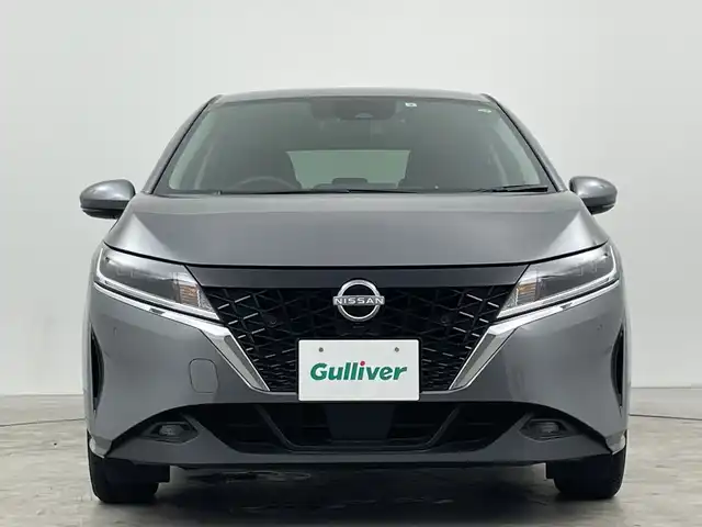日産 ノート X 三重県 2021(令3)年 0.7万km ダークメタルグレー 禁煙車/純正ナビ/CD/DVD/BT/フルセグTV/バックカメラ/エマージェンシーブレーキ/標識検知支援/オートブレーキホールド/純正ドライブレコーダー/電動パーキングブレーキ/ETC/オートハイビーム/ステアリングスイッチ/スマートキー