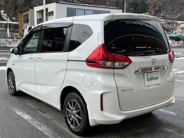 ホンダ フリード ハイブリット G ホンダセンシング 岐阜県 2017(平29)年 9.8万km ホワイトオーキッドパール ワンオーナー/4WD/両側パワースライドドア/後席モニター/ナビ/【Bluetooth．CD.TV.AM/FM】/バックカメラ/レザーシート/シートヒーター/コーナーセンサー/衝突被害軽減システム/レーンキープアシスト/クルーズコントロール/ETC/ドライブレコーダー/純正フロアマット/電動格納ドアミラー/ウィンカーミラー/ドアバイザー/サンシェード/横滑り防止装置/保証書/取扱説明書/スペアキー