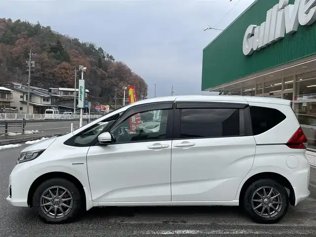 ホンダ フリード ハイブリット G ホンダセンシング 岐阜県 2017(平29)年 9.8万km ホワイトオーキッドパール ワンオーナー/4WD/両側パワースライドドア/後席モニター/ナビ/【Bluetooth．CD.TV.AM/FM】/バックカメラ/レザーシート/シートヒーター/コーナーセンサー/衝突被害軽減システム/レーンキープアシスト/クルーズコントロール/ETC/ドライブレコーダー/純正フロアマット/電動格納ドアミラー/ウィンカーミラー/ドアバイザー/サンシェード/横滑り防止装置/保証書/取扱説明書/スペアキー