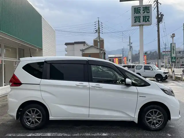 ホンダ フリード ハイブリット G ホンダセンシング 岐阜県 2017(平29)年 9.8万km ホワイトオーキッドパール ワンオーナー/4WD/両側パワースライドドア/後席モニター/ナビ/【Bluetooth．CD.TV.AM/FM】/バックカメラ/レザーシート/シートヒーター/コーナーセンサー/衝突被害軽減システム/レーンキープアシスト/クルーズコントロール/ETC/ドライブレコーダー/純正フロアマット/電動格納ドアミラー/ウィンカーミラー/ドアバイザー/サンシェード/横滑り防止装置/保証書/取扱説明書/スペアキー