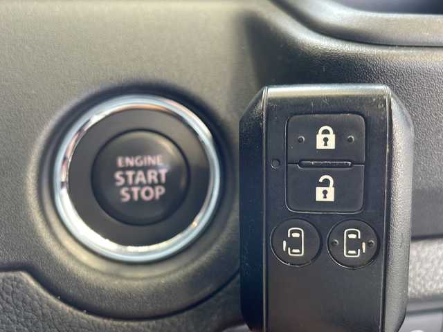 スズキ ソリオ HV MZ 愛知県 2021(令3)年 0.7万km スターシルバーメタリック 両側パワースライドドア/純正メモリナビ(フルセグTV/CD/DVD/AM・FM/BT/USB/AppleCarPlay/AndroidAuto)/アラウンドビューモニター/ETC/前席シートヒーター/ヘッドアップディスプレイ(HUD)/クリアランスソナー/クルーズコントロール/レーンアシスト/LEDヘッドライト/純正15インチアルミホイール/純正フロアマット/スペアキー/取扱説明書/保証書