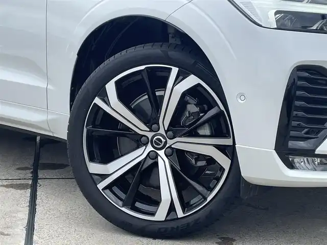 ボルボ ボルボ ＸＣ６０ B6 AWD Rデザイン 東京都 2022(令4)年 2.9万km クリスタルホワイトP エアサス/Googleナビ/全周囲カメラ/ステアリングヒーター/アダプティブクルーズコントロール/ハーフレザーシート/シートヒーター/ドライビングダイナミクス/レーンキープアシスト/Harman/Kardon/ヘッドアップディスプレイ/オートホールド/LEDオートハイビーム/BLIS/Wチャージ/純正21インチアルミホイール/パワーバックドア/フットオープナー/ETC/前席メモリー付きパワーシート/アルミペダル