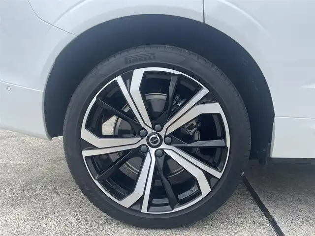 ボルボ ボルボ ＸＣ６０ B6 AWD Rデザイン 東京都 2022(令4)年 2.9万km クリスタルホワイトP エアサス/Googleナビ/全周囲カメラ/ステアリングヒーター/アダプティブクルーズコントロール/ハーフレザーシート/シートヒーター/ドライビングダイナミクス/レーンキープアシスト/Harman/Kardon/ヘッドアップディスプレイ/オートホールド/LEDオートハイビーム/BLIS/Wチャージ/純正21インチアルミホイール/パワーバックドア/フットオープナー/ETC/前席メモリー付きパワーシート/アルミペダル